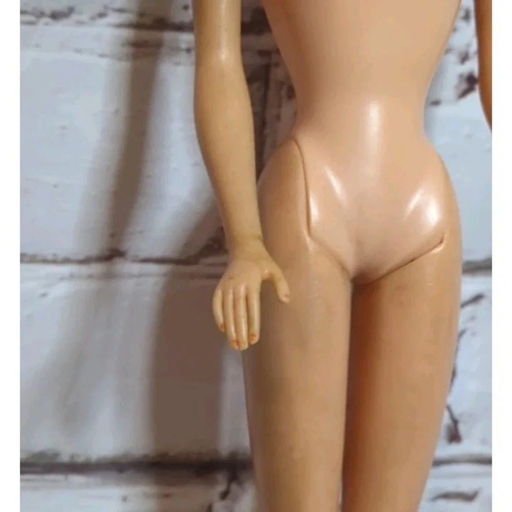 Vintage Barbie Brunette Hair Fair On Standard Straight Leg Body‎